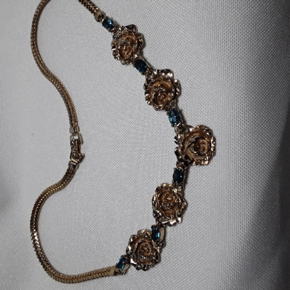 VINTAGE ROSES AND AQUAMARINE STONE NECKLACE